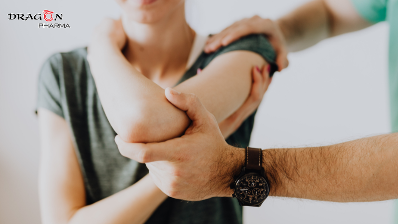 Vào mùa lạnh, độ ẩm trong không khí thường tăng cao, khiến các gân và cơ quanh khớp dễ bị co rút hoặc cứng lại.